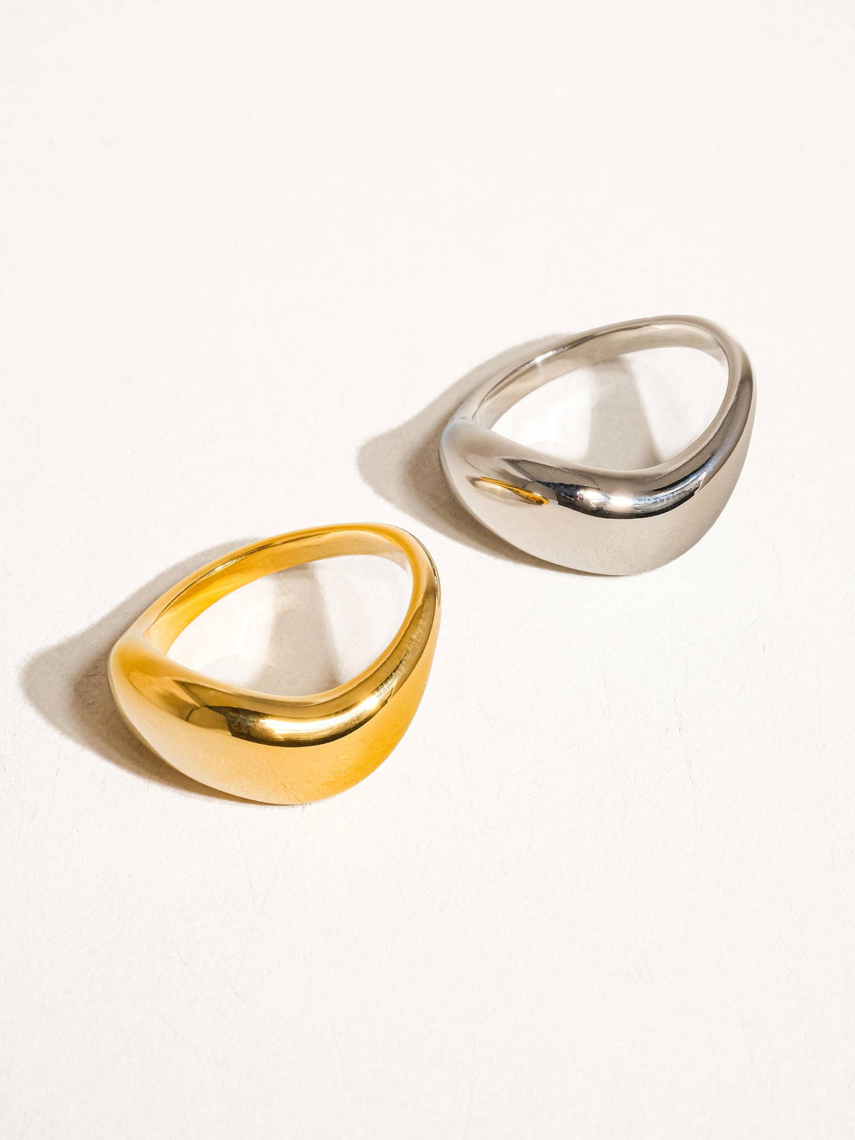 Erin Classic Wavy Band: Yellow Gold