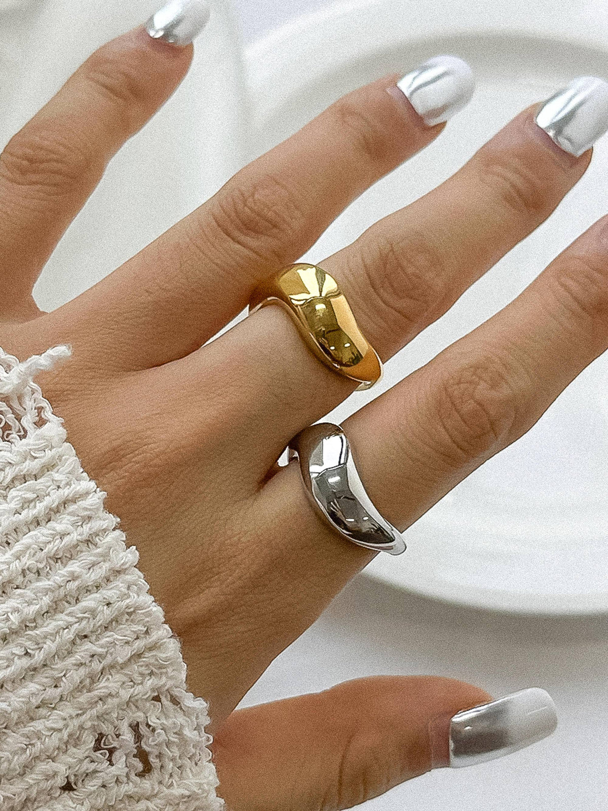 Erin Classic Wavy Band: Yellow Gold