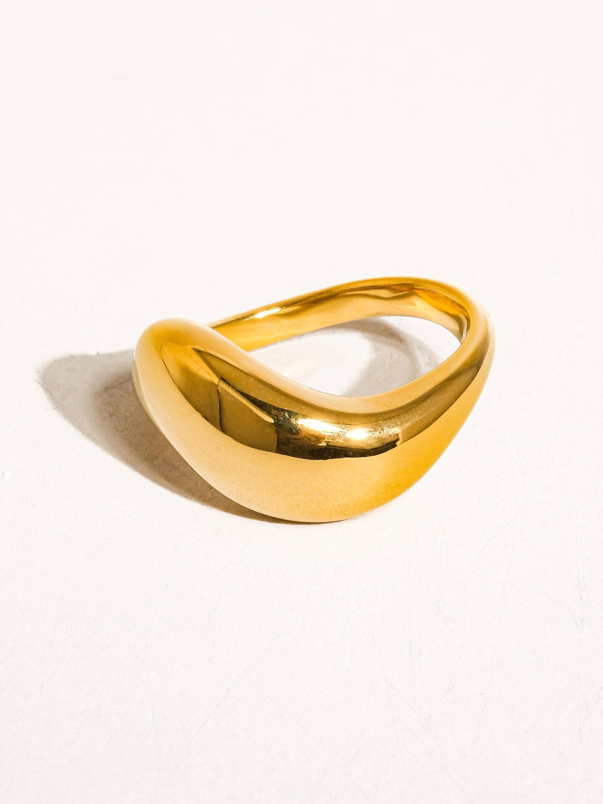 Erin Classic Wavy Band: Yellow Gold
